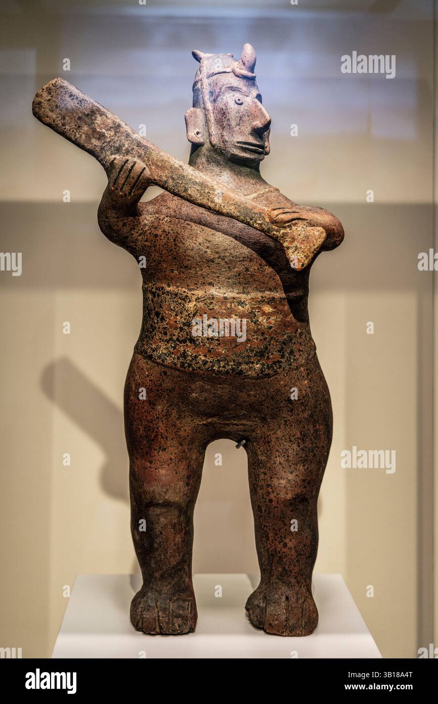 Figurine représentant un joueur de balle, Colima, Mexique, 200 BC à 300 AD, céramique, MuEC, Barcelone, Catalogne, Espagne. Banque D'Images Figurine représentant un joueur de balle, Colima, Mexique, 200 BC à 300 AD, céramique, MuEC, Barcelone, Catalogne, Espagne. Banque D'Images