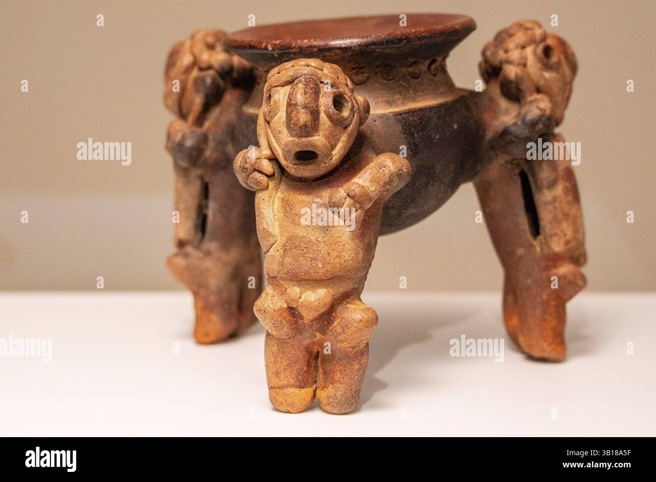 Pot de chocolat, hochet trépied, côte atlantique, style Ticabán, Costa Rica, 1 à 500 AD, céramique, MuEC, Barcelone, Catalogne, Espagne. Banque D'Images Pot de chocolat, hochet trépied, côte atlantique, style Ticabán, Costa Rica, 1 à 500 AD, céramique, MuEC, Barcelone, Catalogne, Espagne. Banque D'Images