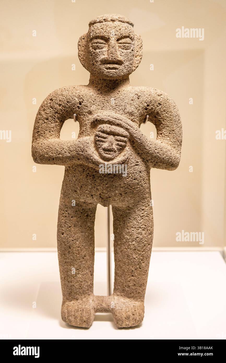 Figure masculine tenant une tête de trophée, Côte Atlantique, Costa Rica, 1100 - 1550 AD, pierre, MuEC, Barcelone, Catalogne, Espagne. Banque D'Images Figure masculine tenant une tête de trophée, Côte Atlantique, Costa Rica, 1100 - 1550 AD, pierre, MuEC, Barcelone, Catalogne, Espagne. Banque D'Images
