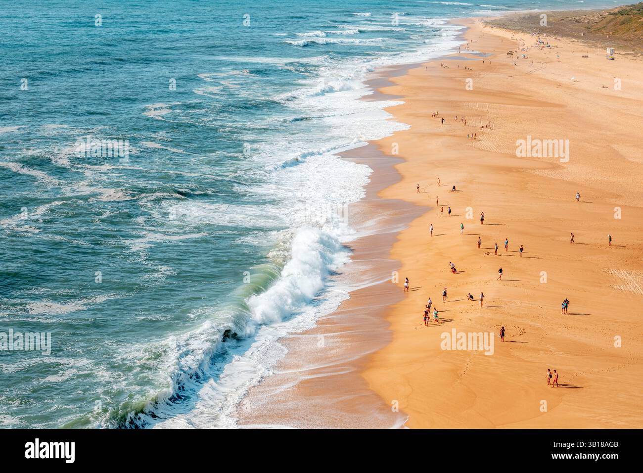 Praia do Norte (North Beach) à Nazaré, Portugal, connue pour ses puissantes vagues de l'Atlantique, sa grande plage de sable et sa culture du surf. Banque D'Images
