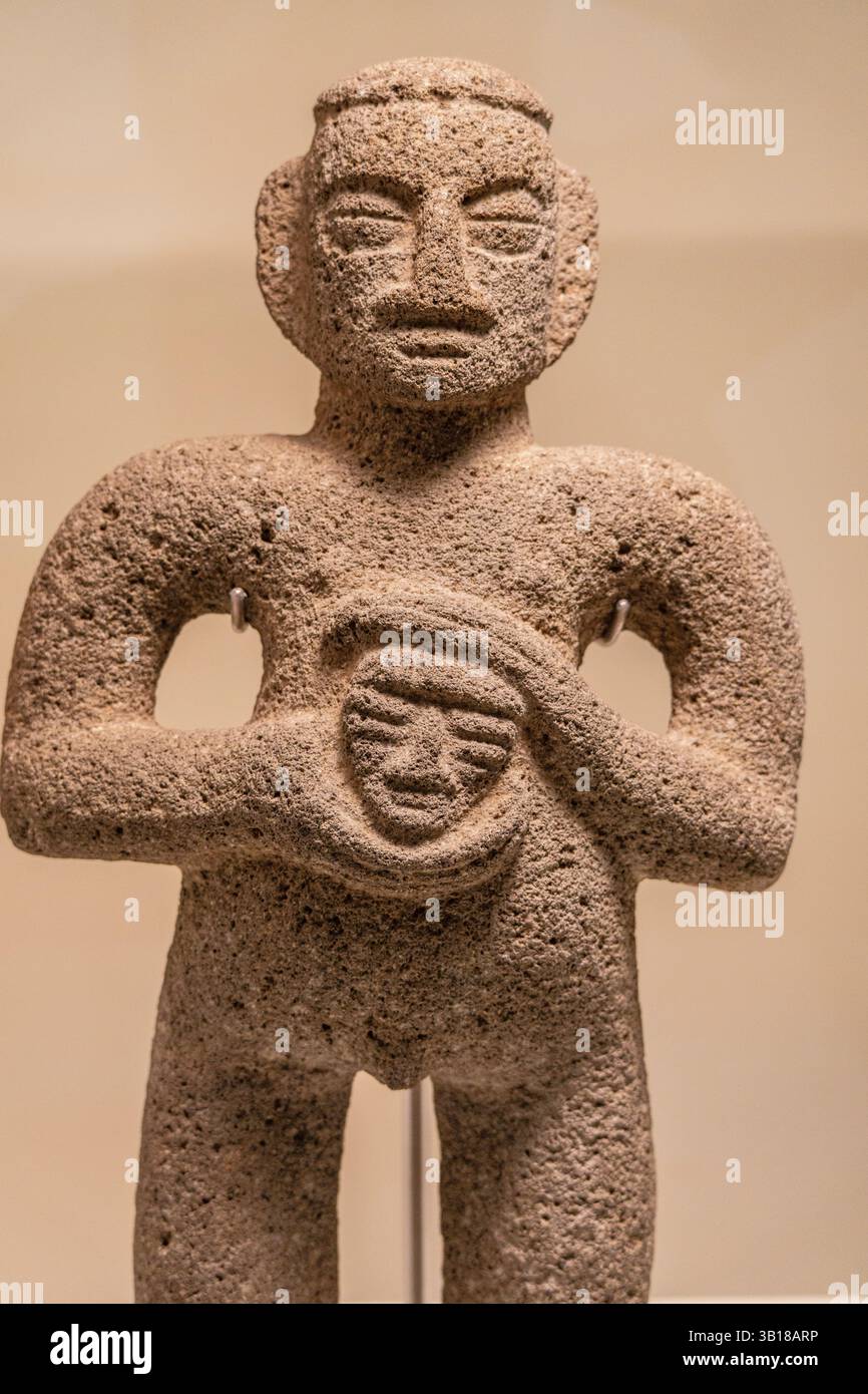 Figure masculine tenant une tête de trophée, Côte Atlantique, Costa Rica, 1100 - 1550 AD, pierre, MuEC, Barcelone, Catalogne, Espagne. Banque D'Images Figure masculine tenant une tête de trophée, Côte Atlantique, Costa Rica, 1100 - 1550 AD, pierre, MuEC, Barcelone, Catalogne, Espagne. Banque D'Images