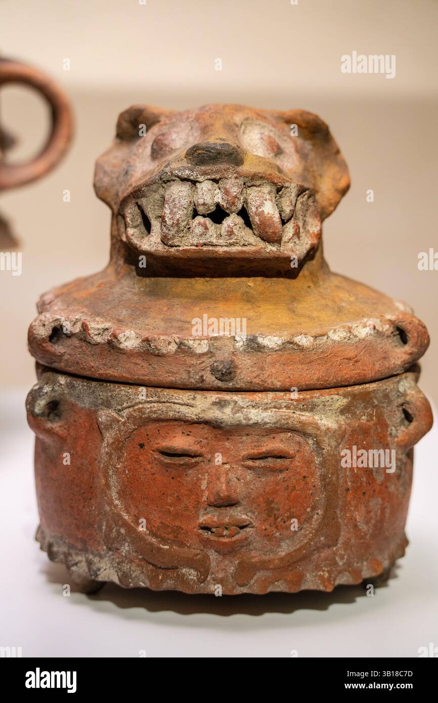 Brûleur d'encens avec représentation de Jaguar, culture maya, Mexique ou Guatemala, 600-900 AD, céramique polychrome, MuEC, Barcelone, Catalogne, Espagne. Banque D'Images Brûleur d'encens avec représentation de Jaguar, culture maya, Mexique ou Guatemala, 600-900 AD, céramique polychrome, MuEC, Barcelone, Catalogne, Espagne. Banque D'Images