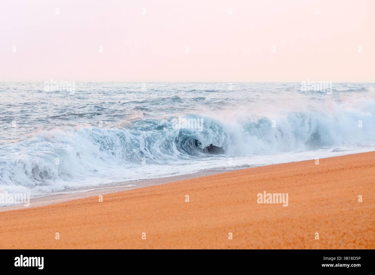 Praia do Norte (North Beach) à Nazaré, Portugal, célèbre pour ses vagues tubulaires massives de l'Atlantique et ses compétitions de surf de renommée mondiale. Banque D'Images
