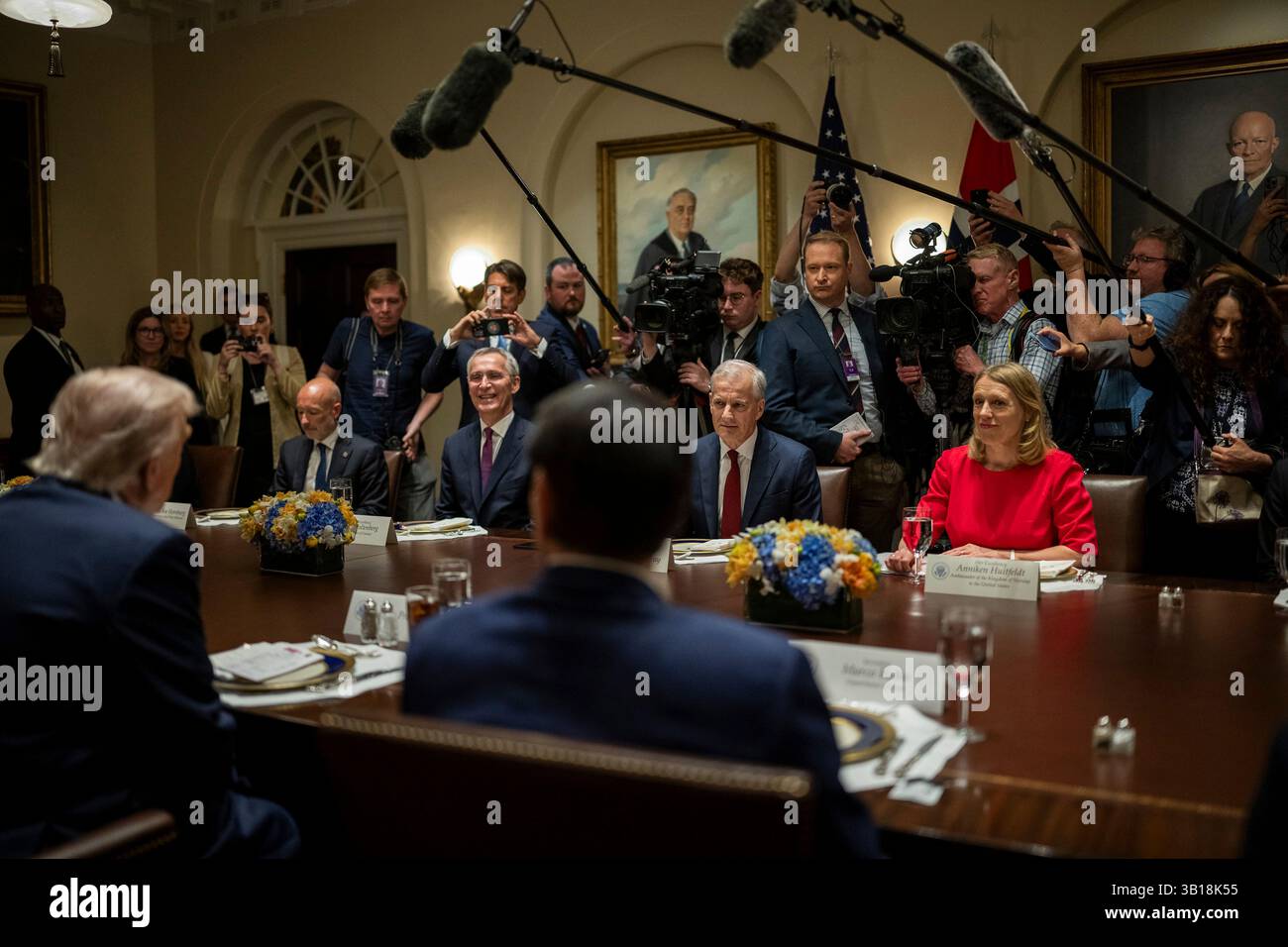 Washington, États-Unis. 24 avril 2025. U. Le président Donald Trump, à gauche, répond à des questions avant un déjeuner bilatéral avec le premier ministre norvégien Jonas Gahr Store, à droite, dans la salle du Cabinet de la Maison Blanche, le 24 avril 2025 à Washington, DC crédit : Daniel Torok/White House photo/Alamy Live News Banque D'Images