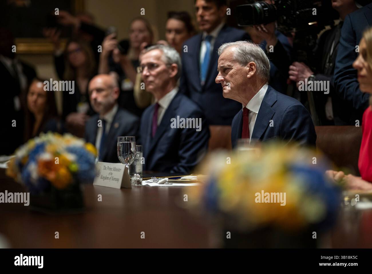 Washington, États-Unis. 24 avril 2025. Le premier ministre norvégien Jonas Gahr Store, à droite, écoute une question avant un déjeuner bilatéral organisé par U.. S Président Donald Trump, au Cabinet Room de la Maison Blanche, 24 avril 2025 à Washington, DC crédit : Daniel Torok/White House photo/Alamy Live News Banque D'Images
