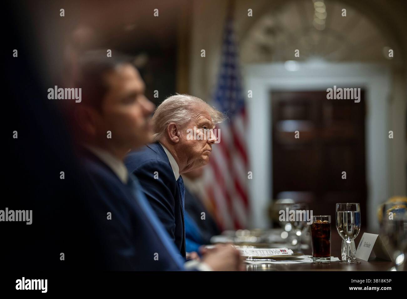 Washington, États-Unis. 24 avril 2025. U. Le président Donald Trump, à gauche, écoute le premier ministre norvégien Jonas Gahr Store, lors d’un déjeuner-réunion bilatéral à la salle du Cabinet de la Maison Blanche, le 24 avril 2025 à Washington, DC crédit : Daniel Torok/White House photo/Alamy Live News Banque D'Images