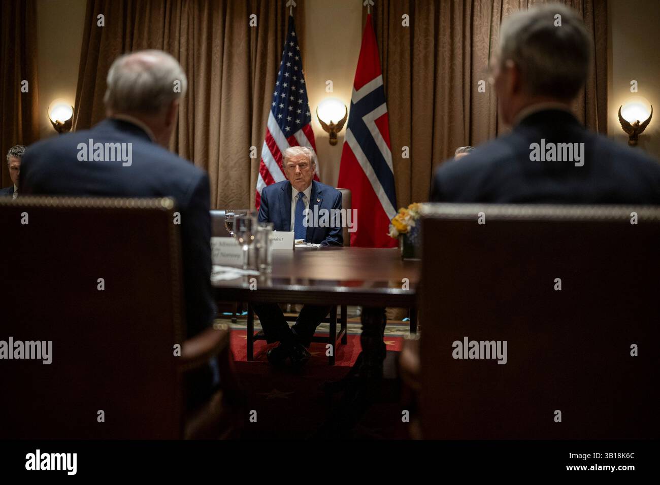 Washington, États-Unis. 24 avril 2025. U. Le président Donald Trump, au centre, écoute le premier ministre norvégien Jonas Gahr Store, à gauche, lors d'un déjeuner bilatéral à la salle du Cabinet de la Maison Blanche, le 24 avril 2025 à Washington, DC crédit : Daniel Torok/White House photo/Alamy Live News Banque D'Images