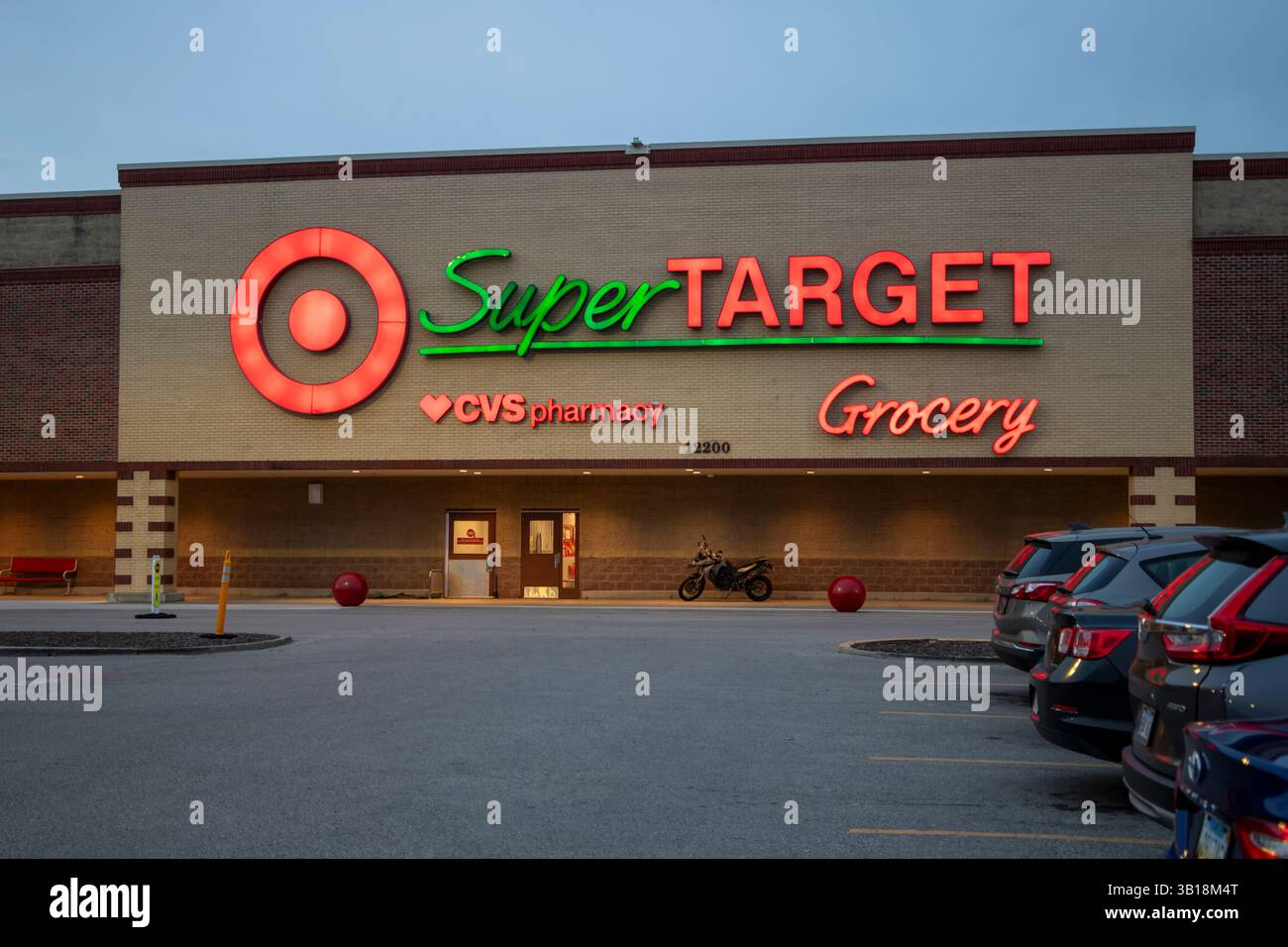 Overland Park, Kansas. Le logo extérieur d'un magasin Super Target à l'avant du magasin s'est illuminé en soirée. Banque D'Images