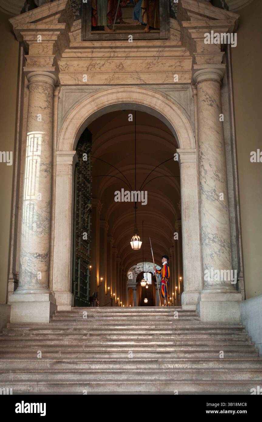 L'une des principales portes d'entrée de la Cité Sainte du Vatican, gardée par des soldats suisses à Rome Banque D'Images