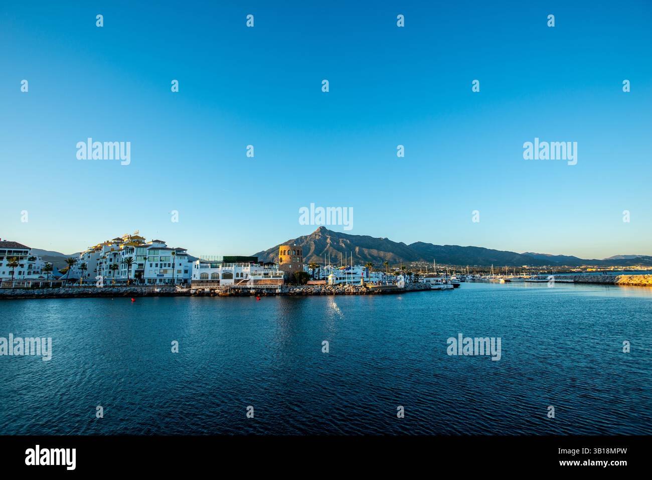 Marina de Puerto Banús, une station balnéaire glamour sur la Costa del sol espagnole Banque D'Images