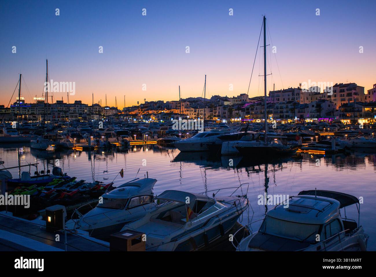 Marina de Puerto Banús, une station balnéaire glamour sur la Costa del sol espagnole Banque D'Images