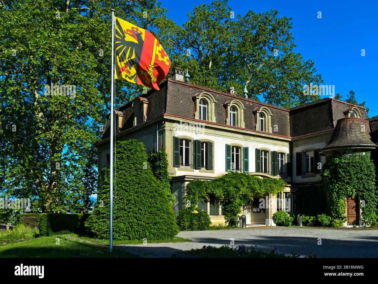 Château du Château de Penthes avec le drapeau du canton de Genève dans le parc domaine de Penthes, Pregny-Chambésy, Genève, Suisse Banque D'Images