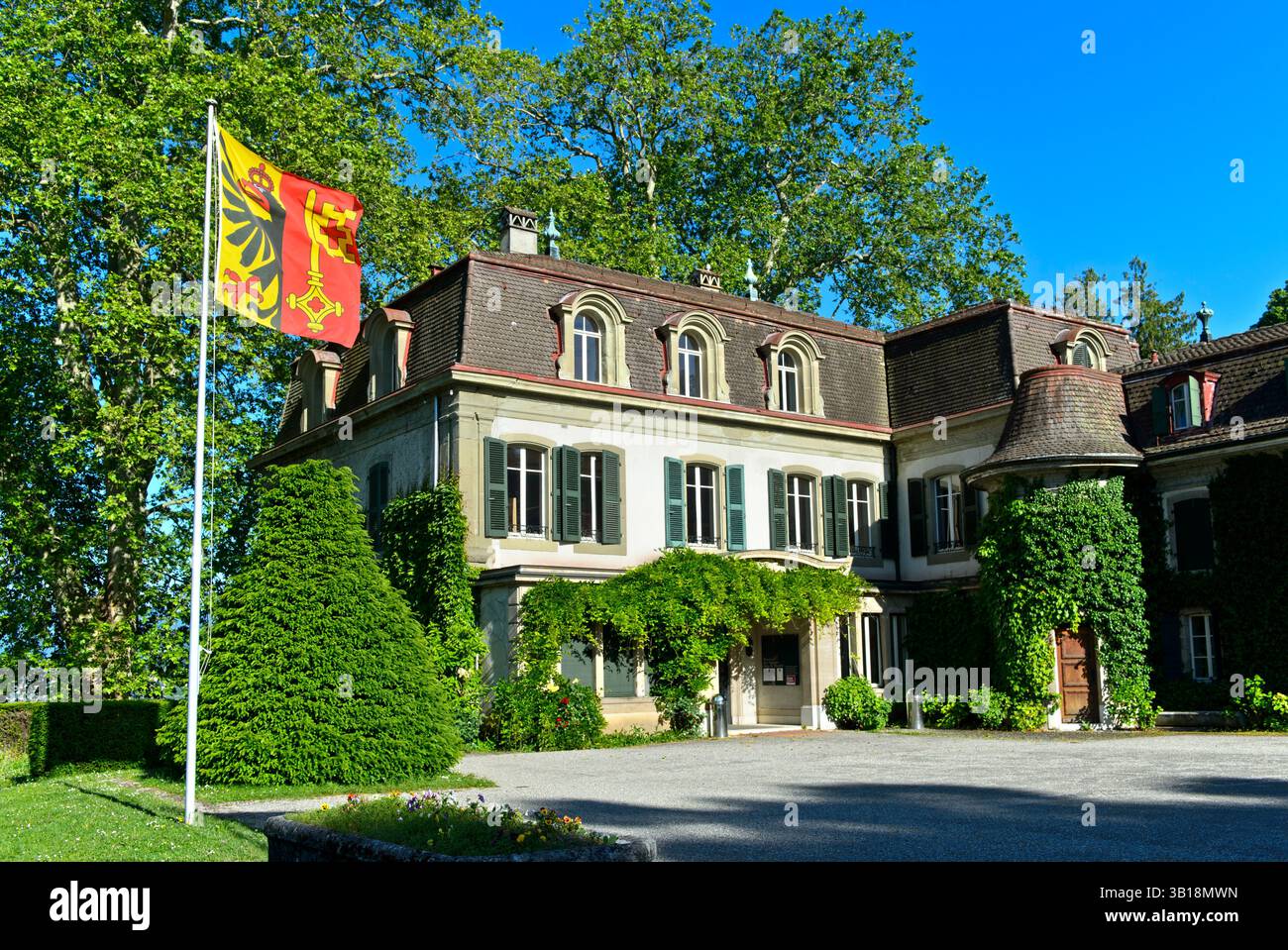 Château du Château de Penthes avec le drapeau du canton de Genève dans le parc domaine de Penthes, Pregny-Chambésy, Genève, Suisse Banque D'Images