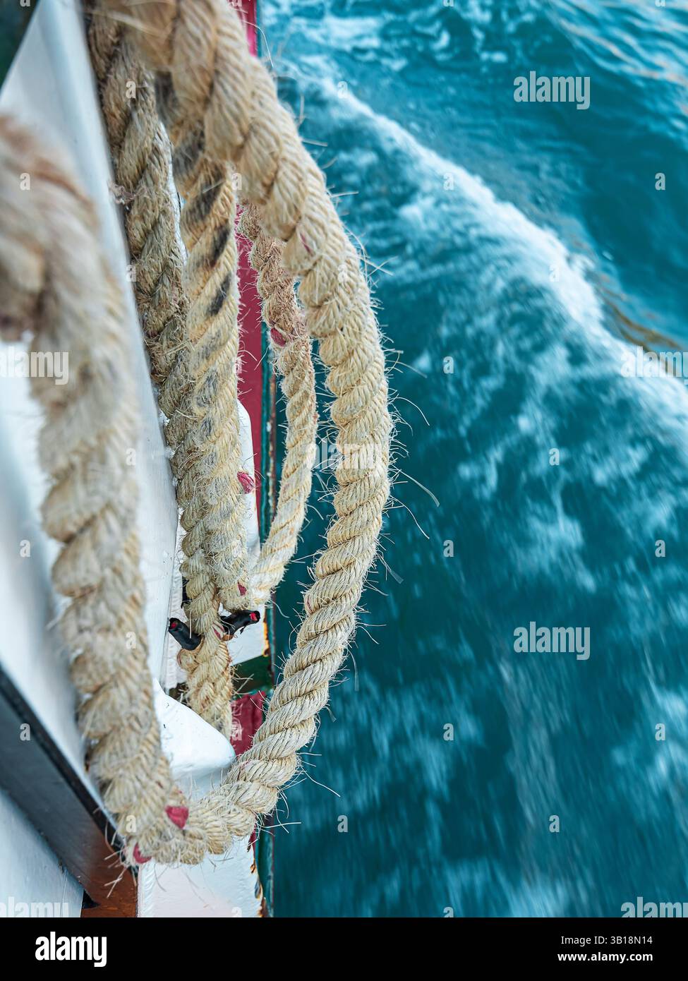 corde appuyée contre le flanc d'un bateau Banque D'Images