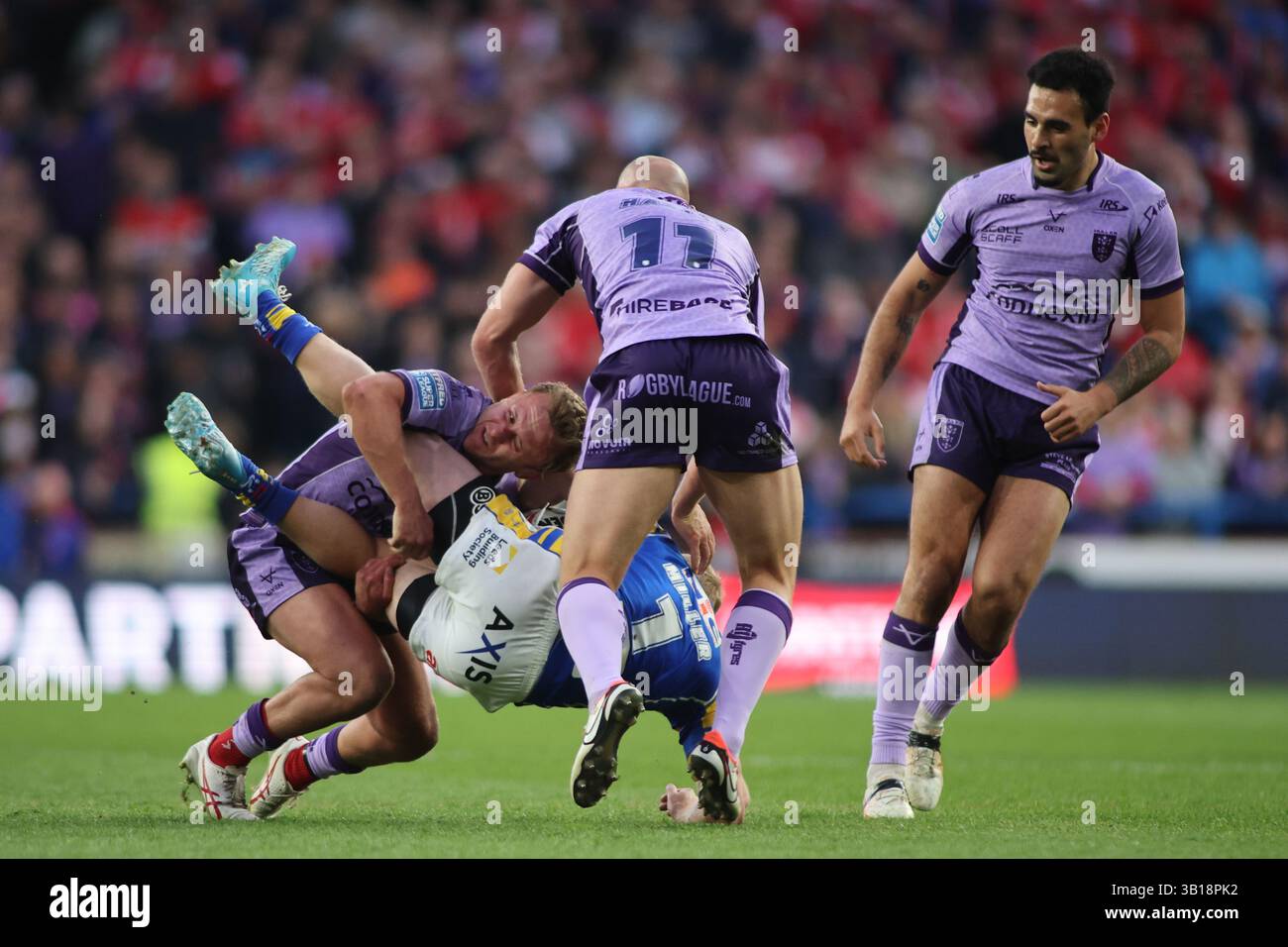 Leeds, Royaume-Uni. 25 avril 2025. AMT Headingley Rugby Stadium, Leeds, West Yorkshire, 25 avril 2025. Betfred Super League Leeds Rhinos contre Hull KR Jez Litten et Dean Hadley attaquent Lachlan Miller de Leeds Rhinos Credit : Touchlinepics/Alamy Live News Banque D'Images