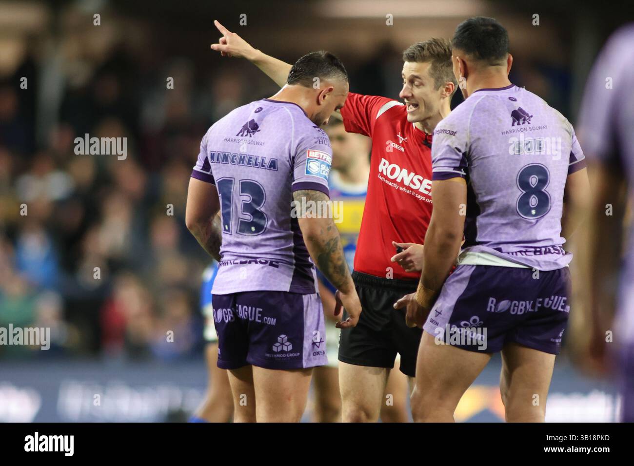 Leeds, Royaume-Uni. 25 avril 2025. AMT Headingley Rugby Stadium, Leeds, West Yorkshire, 25 avril 2025. Betfred Super League Leeds Rhinos v Hull KR Sauaso Sue (R) de Hull KR est cardée rouge par l'arbitre Chris Kendall (C) suite à un défi sur Sam Lisone de Leeds Rhinos Credit : Touchlinepics/Alamy Live News Banque D'Images