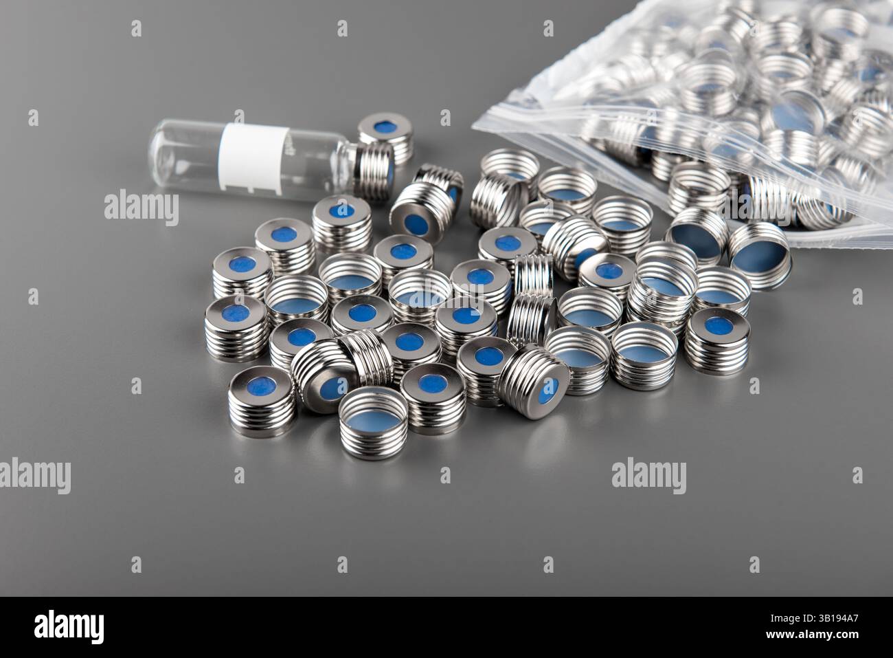 bouchon métallique circulaire avec septum en caoutchouc pour flacons. HPLC, mesure par chromatographie en phase gazeuse, flacons pour échantillonnage automatique. Banque D'Images