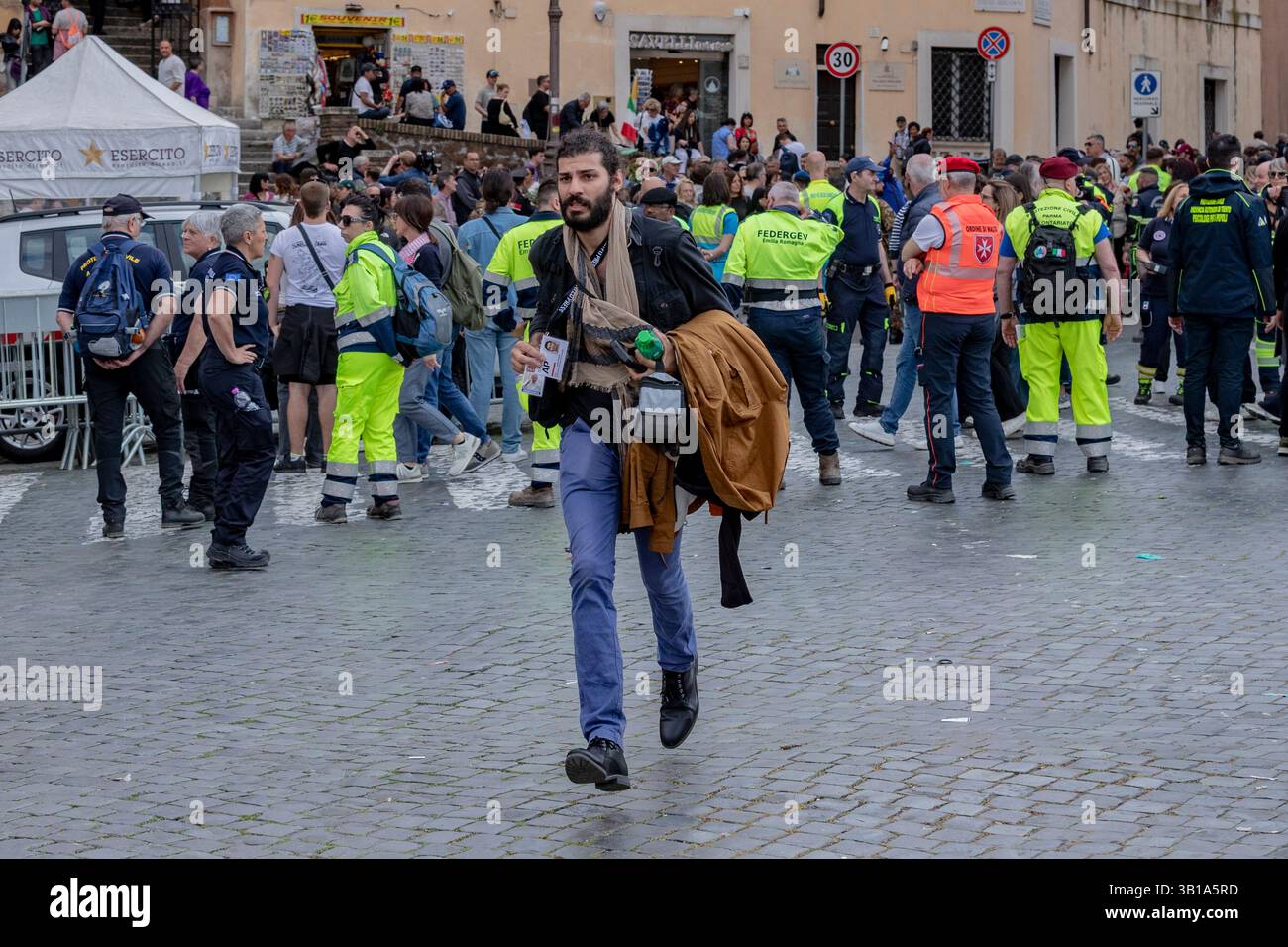 Cité du Vatican, Europe du Sud. 25 avril 2025. Un journaliste se précipite dans une zone sécurisée près de la Cité du Vatican, Rome, Italie, le vendredi 25 avril, 2025. la couverture médiatique s'intensifie à mesure que se déroulent les derniers préparatifs des funérailles du pape François. (VX photo/ Vudi Xhymshiti) crédit : VX Pictures/Alamy Live News Banque D'Images