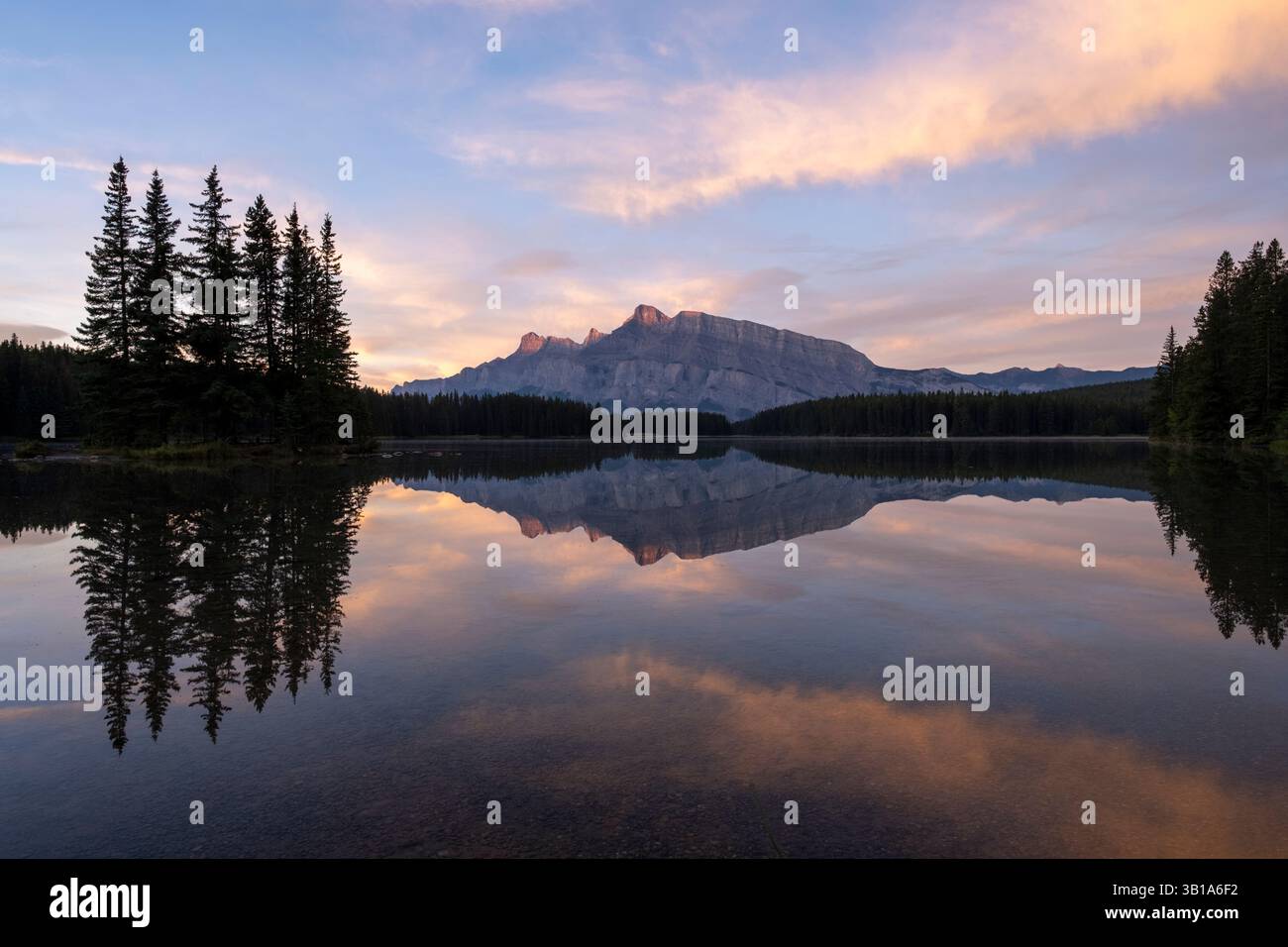Two Jack Lake avec Cascade Mountain en arrière-plan, parc national Banff, Alberta, Canada Banque D'Images