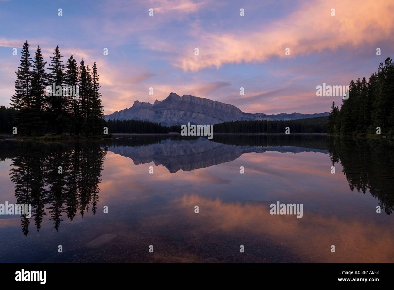 Two Jack Lake avec Cascade Mountain en arrière-plan, parc national Banff, Alberta, Canada Banque D'Images