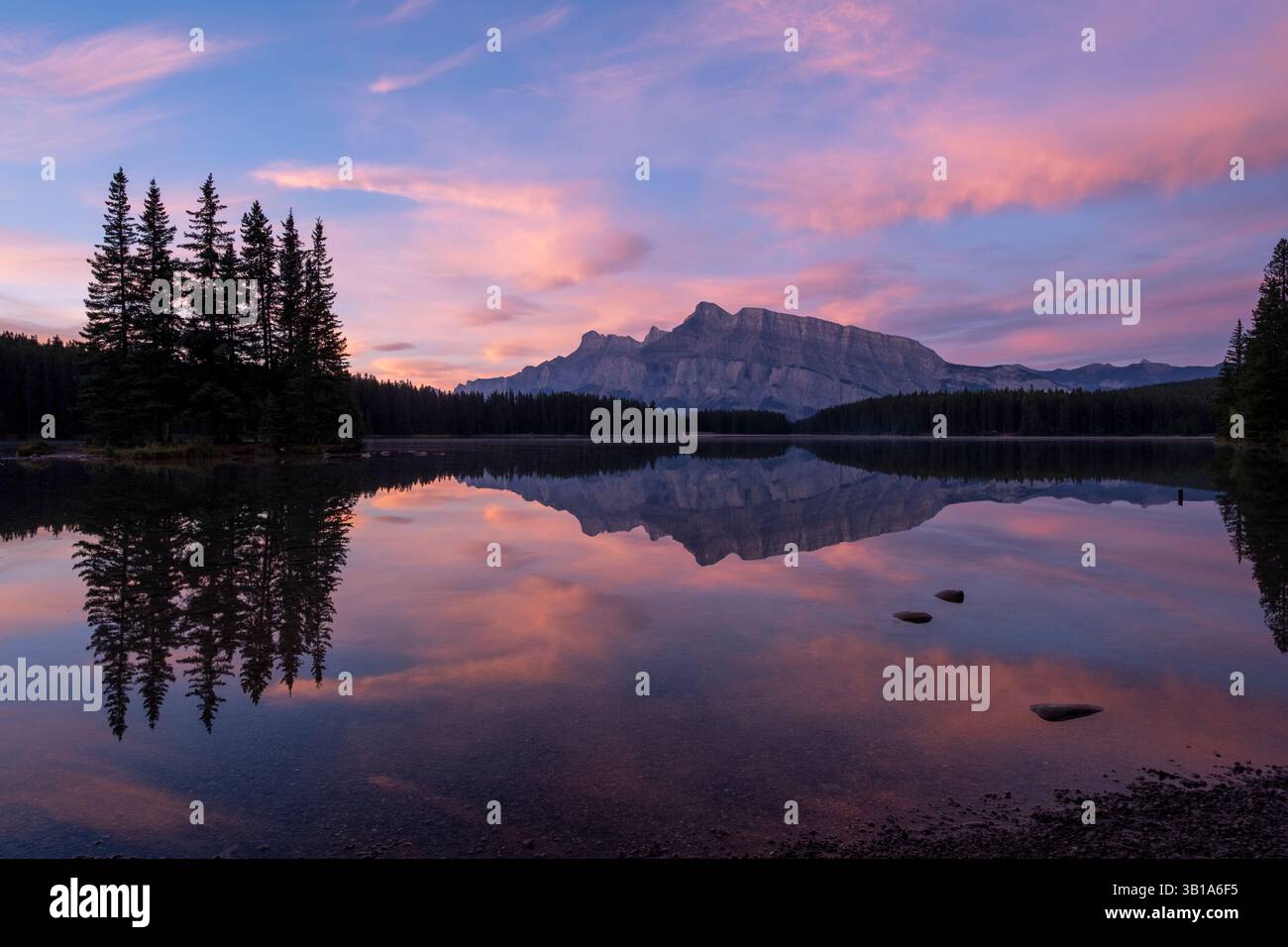 Two Jack Lake avec Cascade Mountain en arrière-plan, parc national Banff, Alberta, Canada Banque D'Images