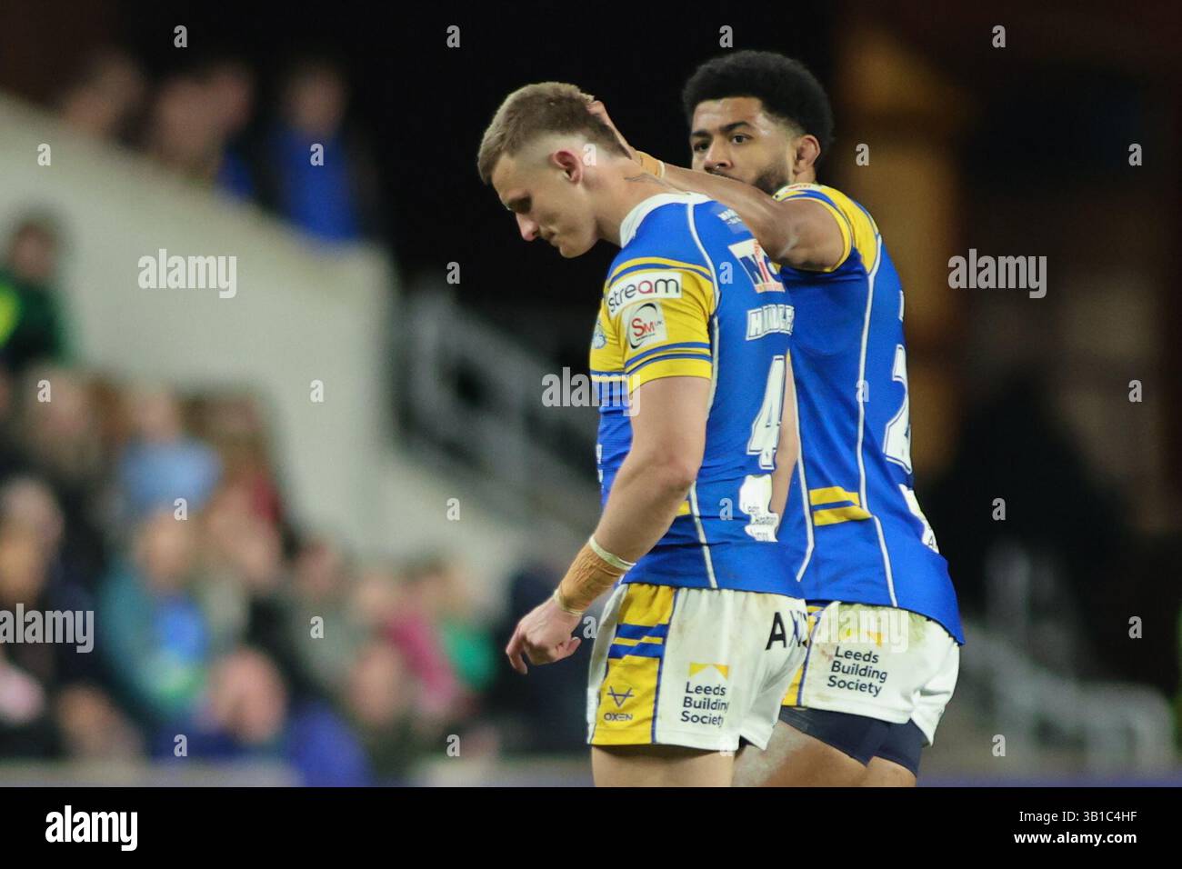 Leeds, Royaume-Uni. 25 avril 2025. AMT Headingley Rugby Stadium, Leeds, West Yorkshire, 25 avril 2025. Betfred Super League Leeds Rhinos v Hull KR Ash Handley de Leeds Rhinos quitte le terrain après une carte ROUGE, et est consolé par son coéquipier Kallum Watkins Credit : Touchlinepics/Alamy Live News Banque D'Images