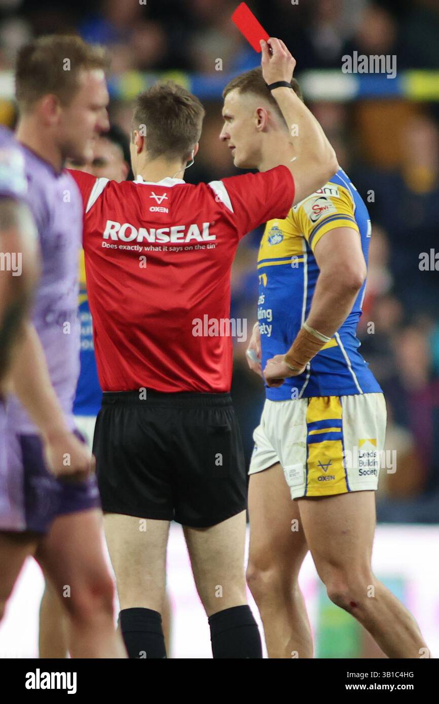 Leeds, Royaume-Uni. 25 avril 2025. AMT Headingley Rugby Stadium, Leeds, West Yorkshire, 25 avril 2025. Betfred Super League Leeds Rhinos v Hull KR Ash Handley de Leeds Rhinos reçoit une carte ROUGE par l'arbitre Chris Kendal crédit : Touchlinepics/Alamy Live News Banque D'Images
