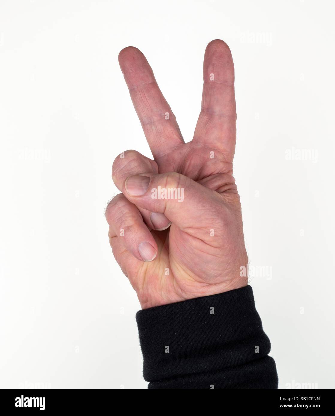 Main masculine caucasienne avec deux doigts tenus vers le haut - deux, paix, victoire Banque D'Images
