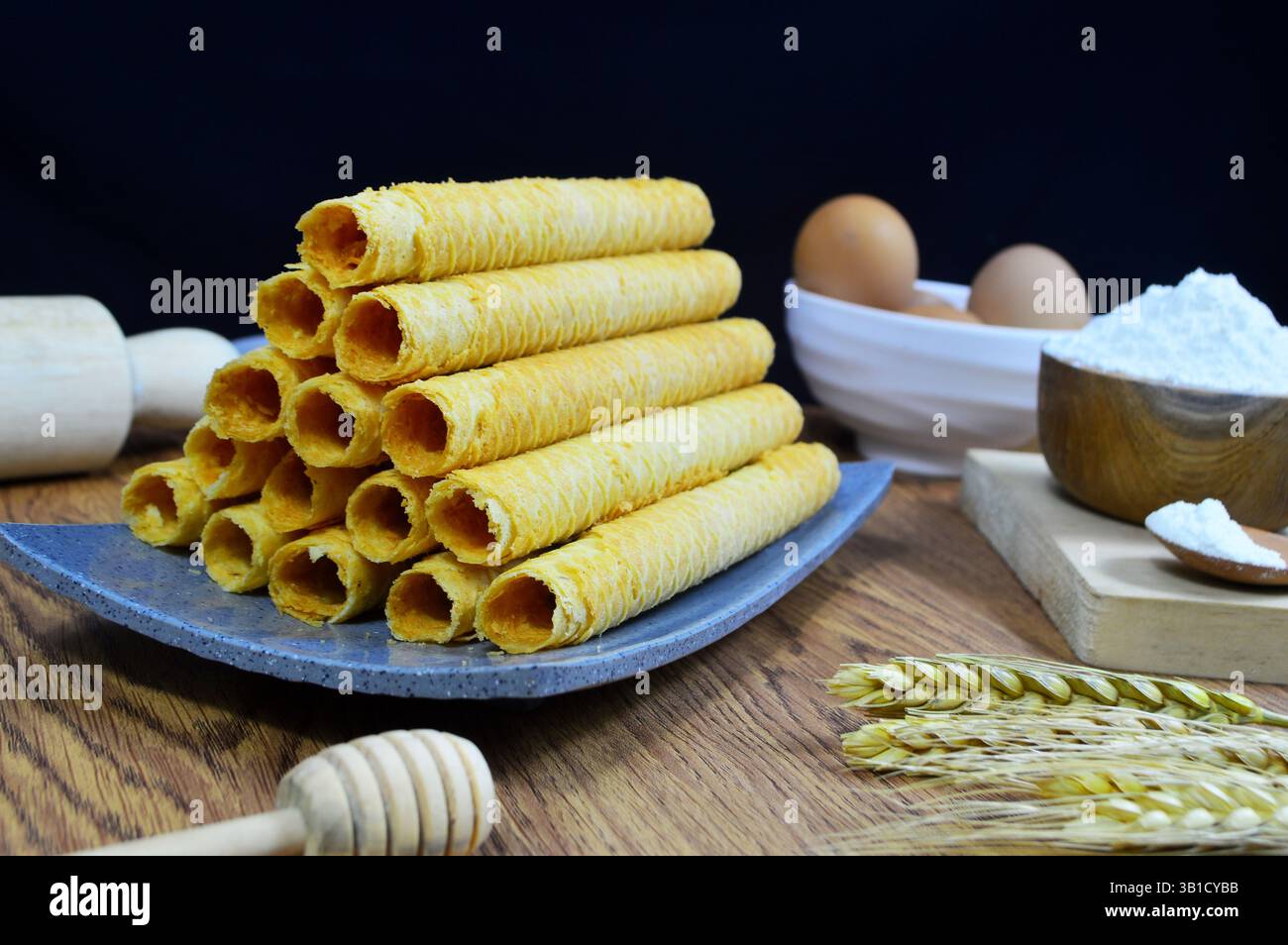 Gaufre roulée aux oeufs. Sombre et de mauvaise humeur. Parfait pour recette, article, catalogue, élément de design, ou tout usage commercial. Avec espace de copie Banque D'Images