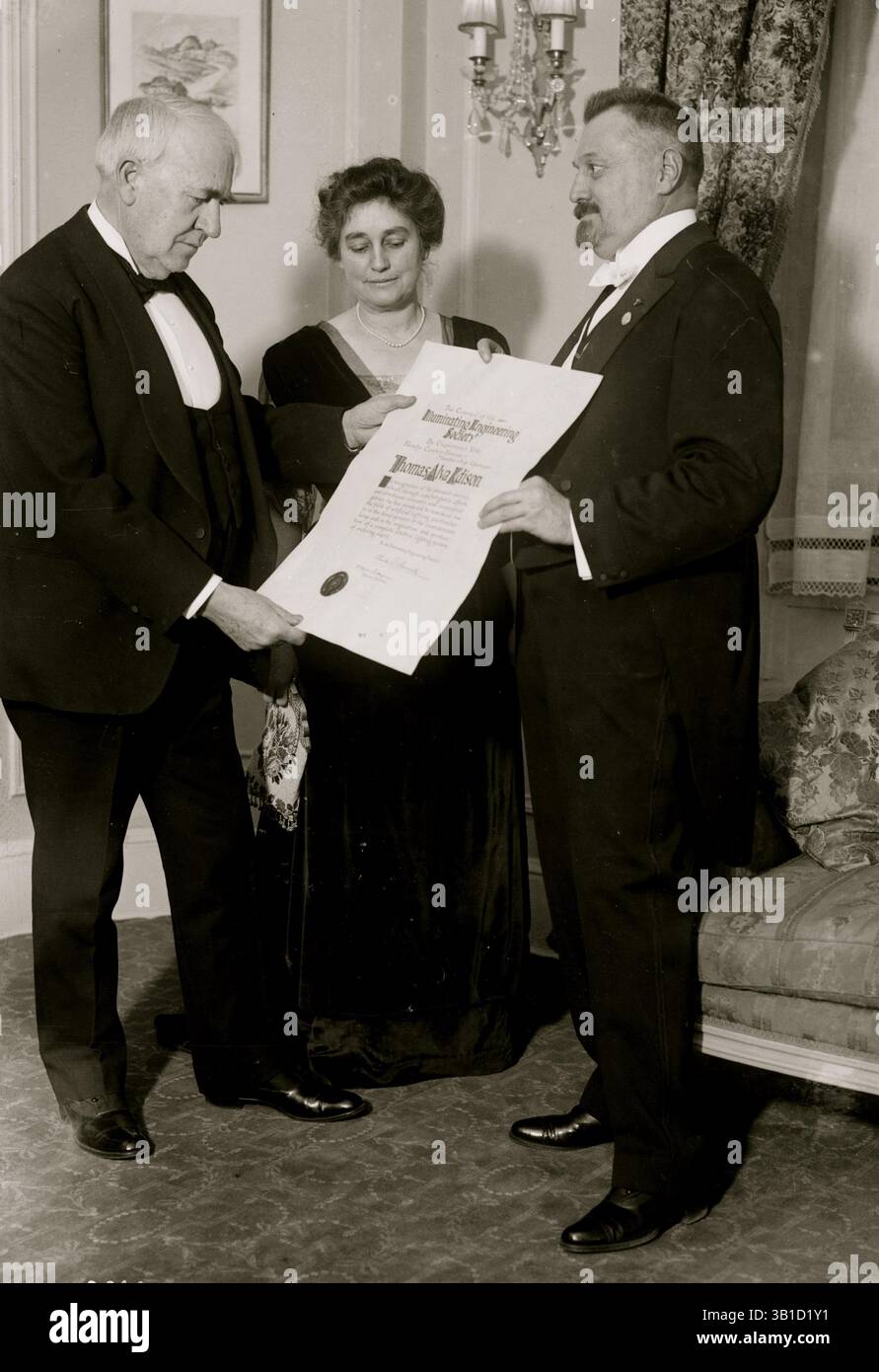 06 juin 1910 - États-Unis - THOMAS A. EDISON et son épouse. THOMAS ALVA EDISON (11 février 1847 - 18 octobre 1931) était un inventeur, scientifique et homme d'affaires américain qui a développé de nombreux appareils qui ont grandement influencé la vie dans le monde entier, y compris le phonographe, la caméra cinématographique et une ampoule électrique longue durée et pratique. Il a été l'un des premiers inventeurs à appliquer les principes de la production de masse et du grand travail d'équipe au processus d'invention, et est donc souvent crédité de la création du premier laboratoire de recherche industrielle. Date exacte inconnue. . (Crédit image : © BuyEnlarge/ Banque D'Images