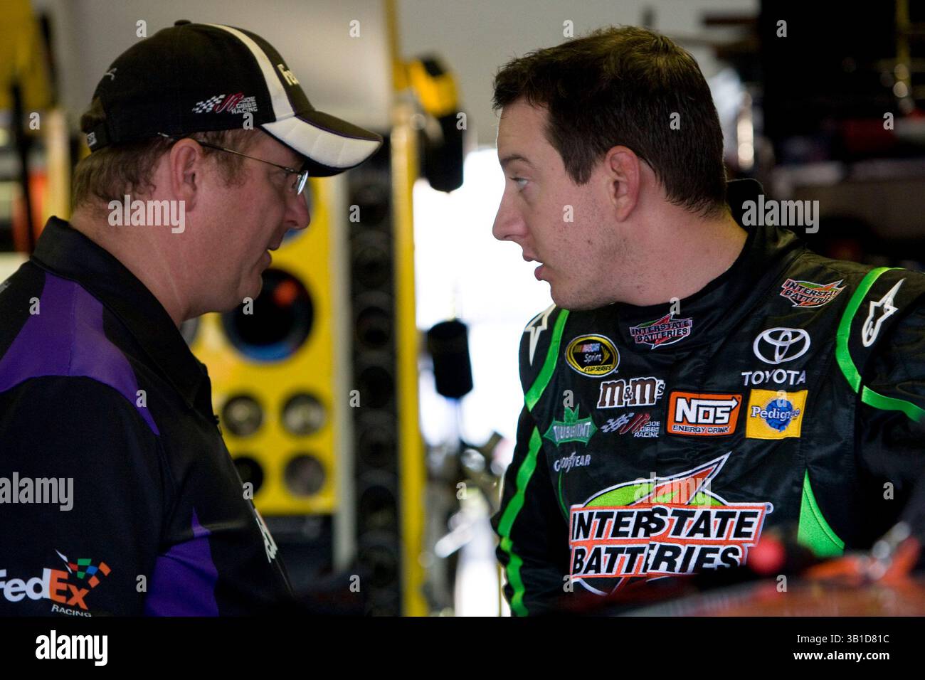 BROOKLYN, mi - 14 août 2010 : Kyle Busch (18 ans) s'entretient avec Mike Ford, chef d'équipe de Denny Hamlin (11 ans), lors de l'entraînement pour la course Carfax 400 au Michigan International Speedway à Brooklyn, mi. (Crédit image : © ASP/Cal Sport Media/ZUMApress.com) Banque D'Images