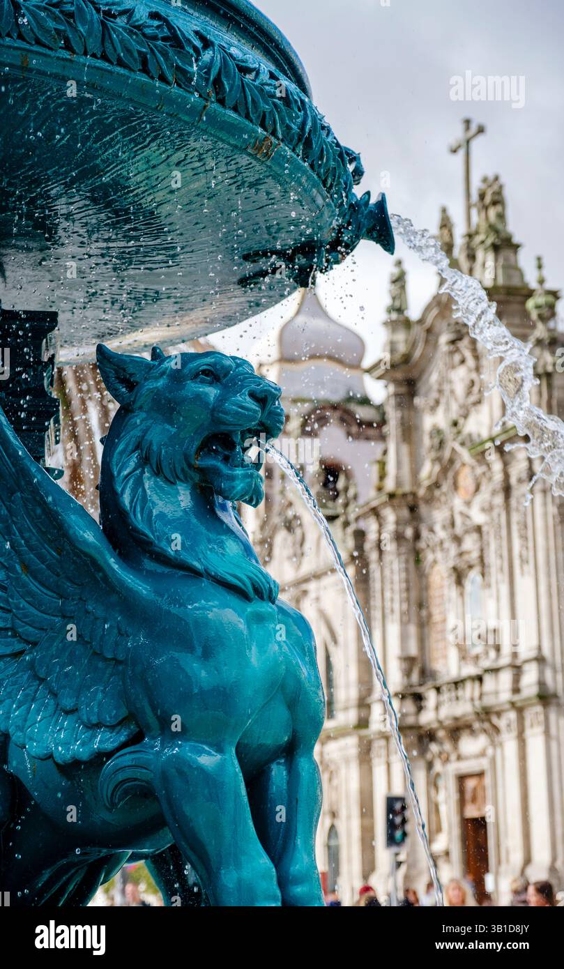 Fontaine des Lions en marbre du XIXe siècle, fonte dos Leões, Praça de Gomes Teixeira, sculpture publique, ville de Porto, Porto, Portugal Banque D'Images