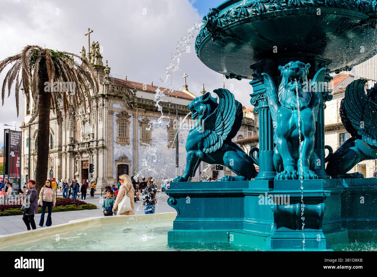 Fontaine des Lions en marbre du XIXe siècle, fonte dos Leões, Praça de Gomes Teixeira, sculpture publique, ville de Porto, Porto, Portugal Banque D'Images