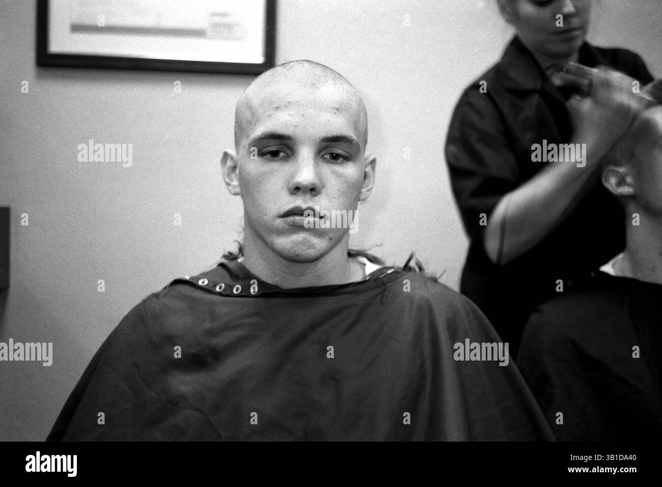 04 novembre 2002 - San Diego, Californie, États-Unis - les recrues obtiennent leur coupe de cheveux pour la formation Bootcamp à la base du corps des Marines. Séquence de tirs de cette recrue avant et après avoir reçu sa coupe de cheveux skinhead. (Crédit image : © Arthur Grace/ZUMApress.com) Banque D'Images