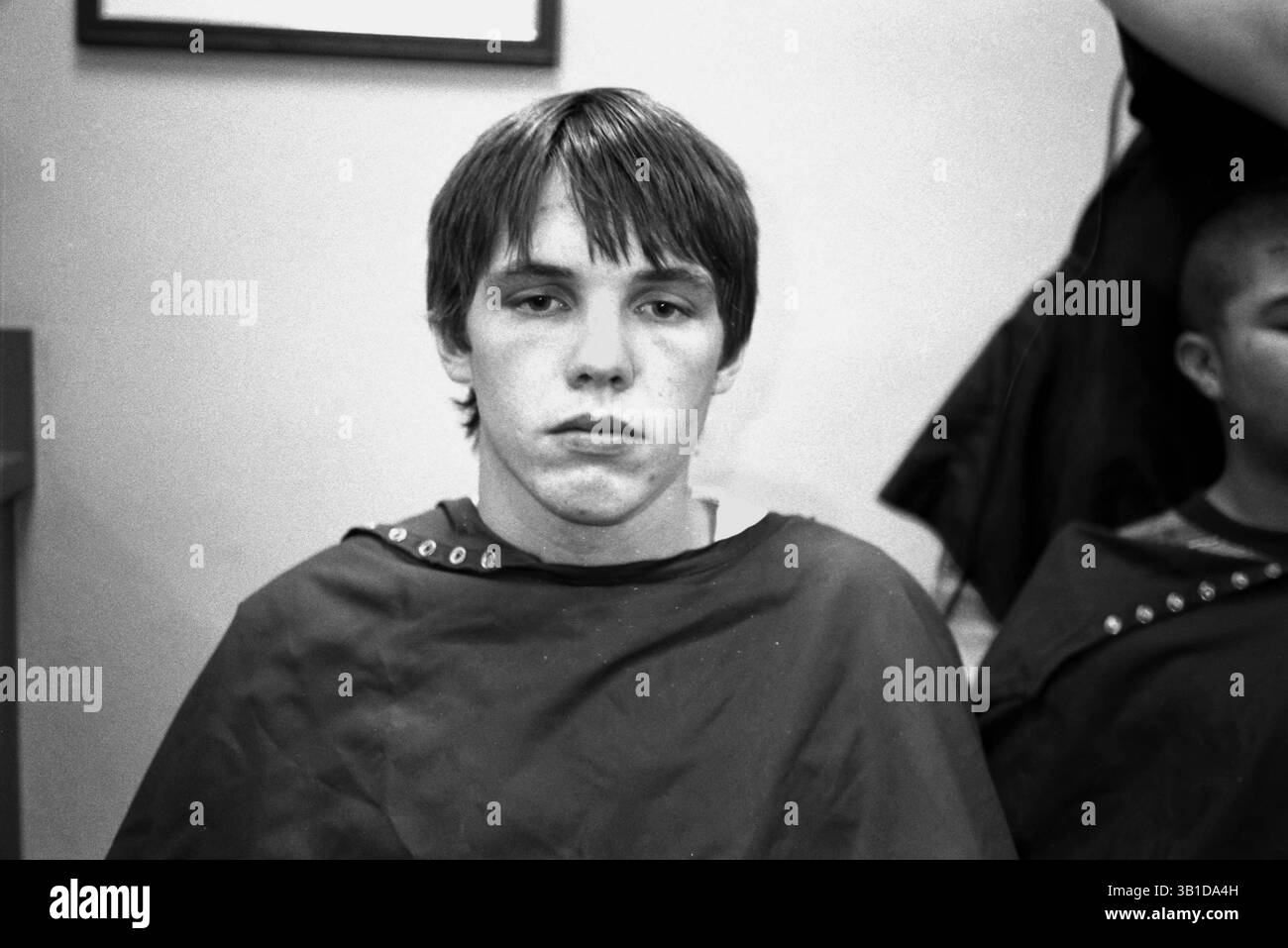 04 novembre 2002 - San Diego, Californie, États-Unis - les recrues obtiennent leur coupe de cheveux pour la formation Bootcamp à la base du corps des Marines à San Diego. Séquence de tirs de cette recrue avant et après avoir reçu sa coupe de cheveux de tête de peau. (Crédit image : © Arthur Grace/ZUMApress.com) Banque D'Images