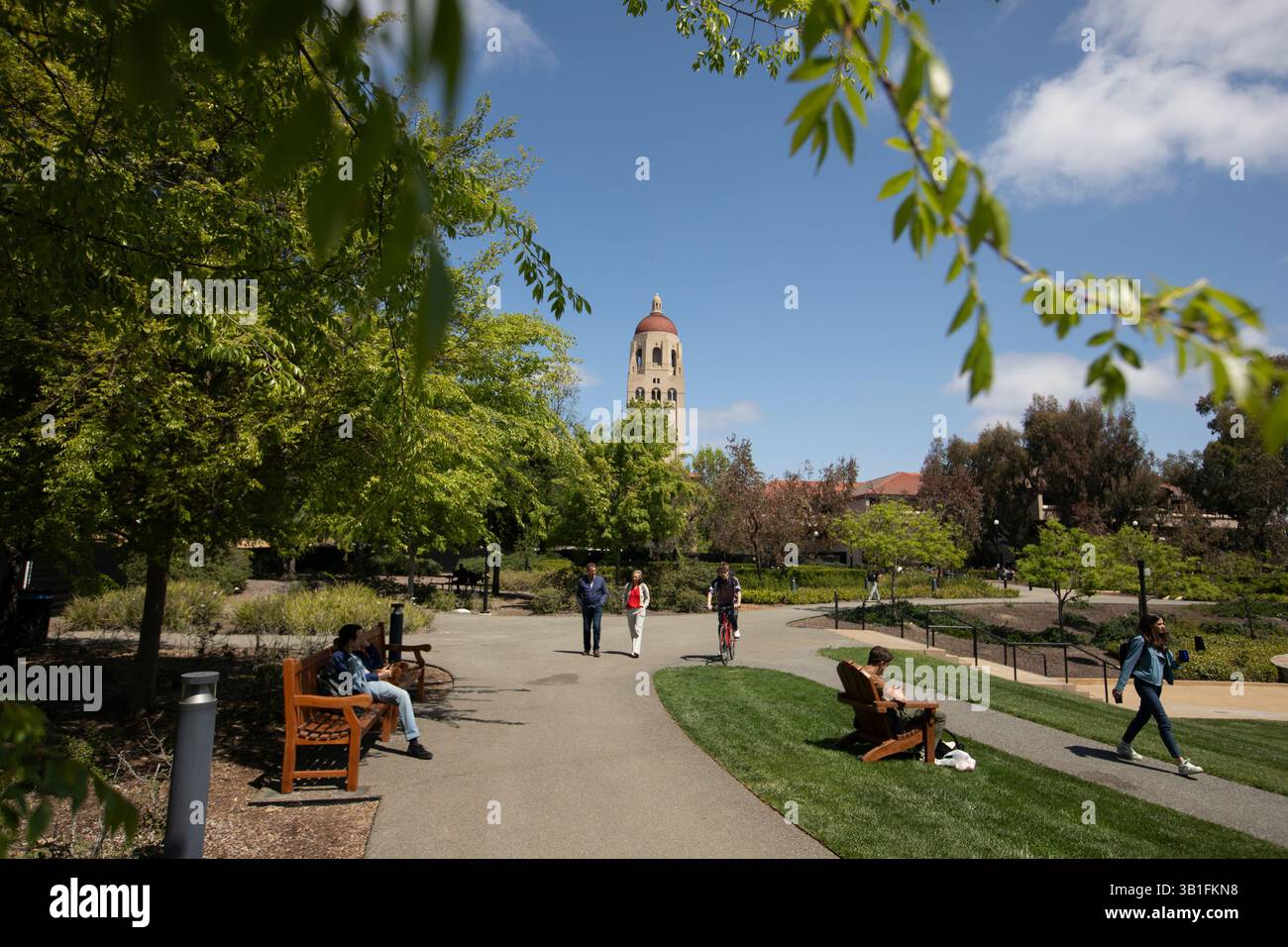 Palo Alto, Californie, États-Unis - 18 avril 2025 : les gens marchent sur le campus de l'Université de Stanford. Banque D'Images