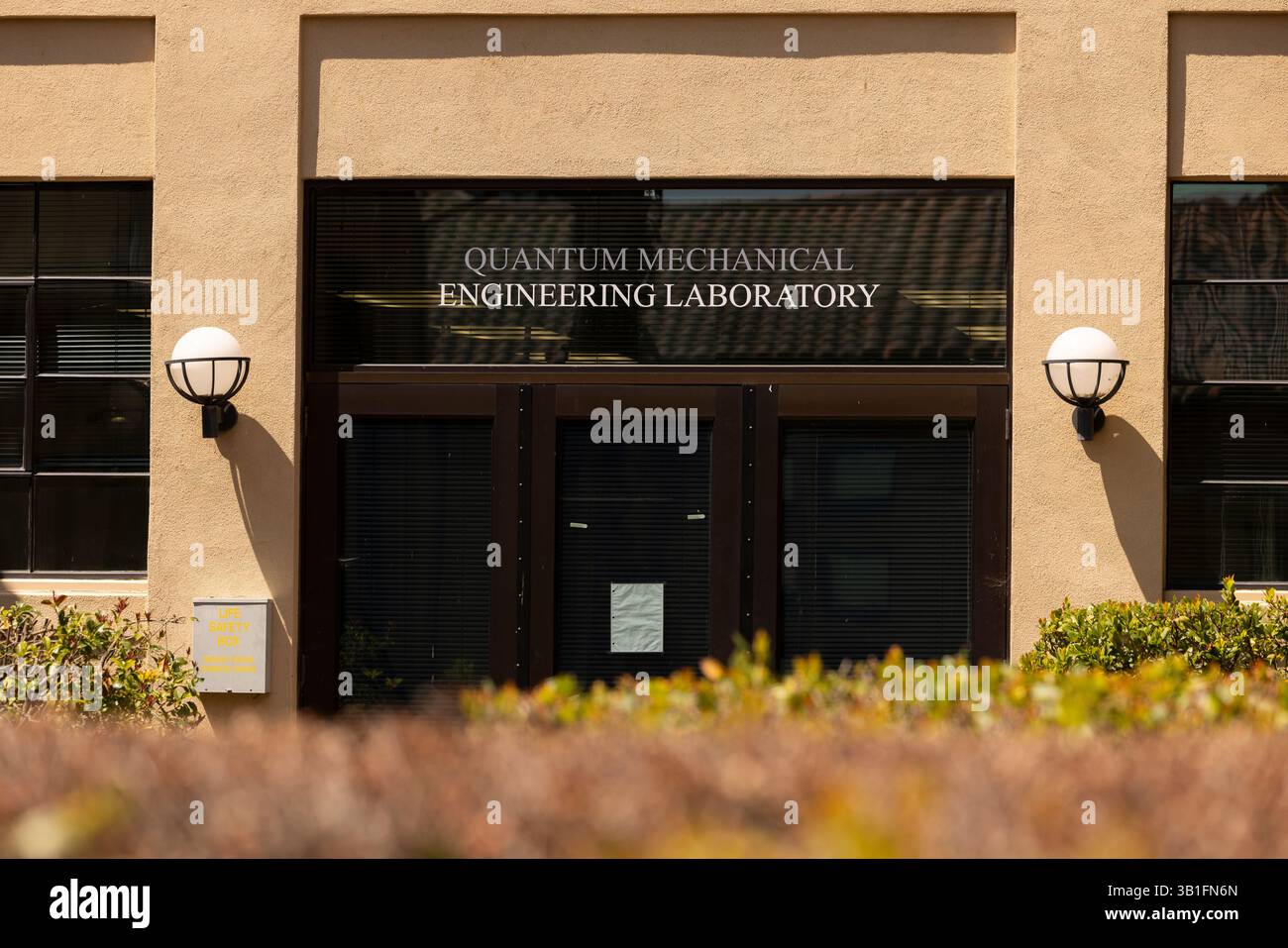 Palo Alto, Californie, États-Unis - 18 avril 2025 : le bâtiment du laboratoire de génie mécanique quantique se dresse au cœur de l'Université de Stanford. Banque D'Images