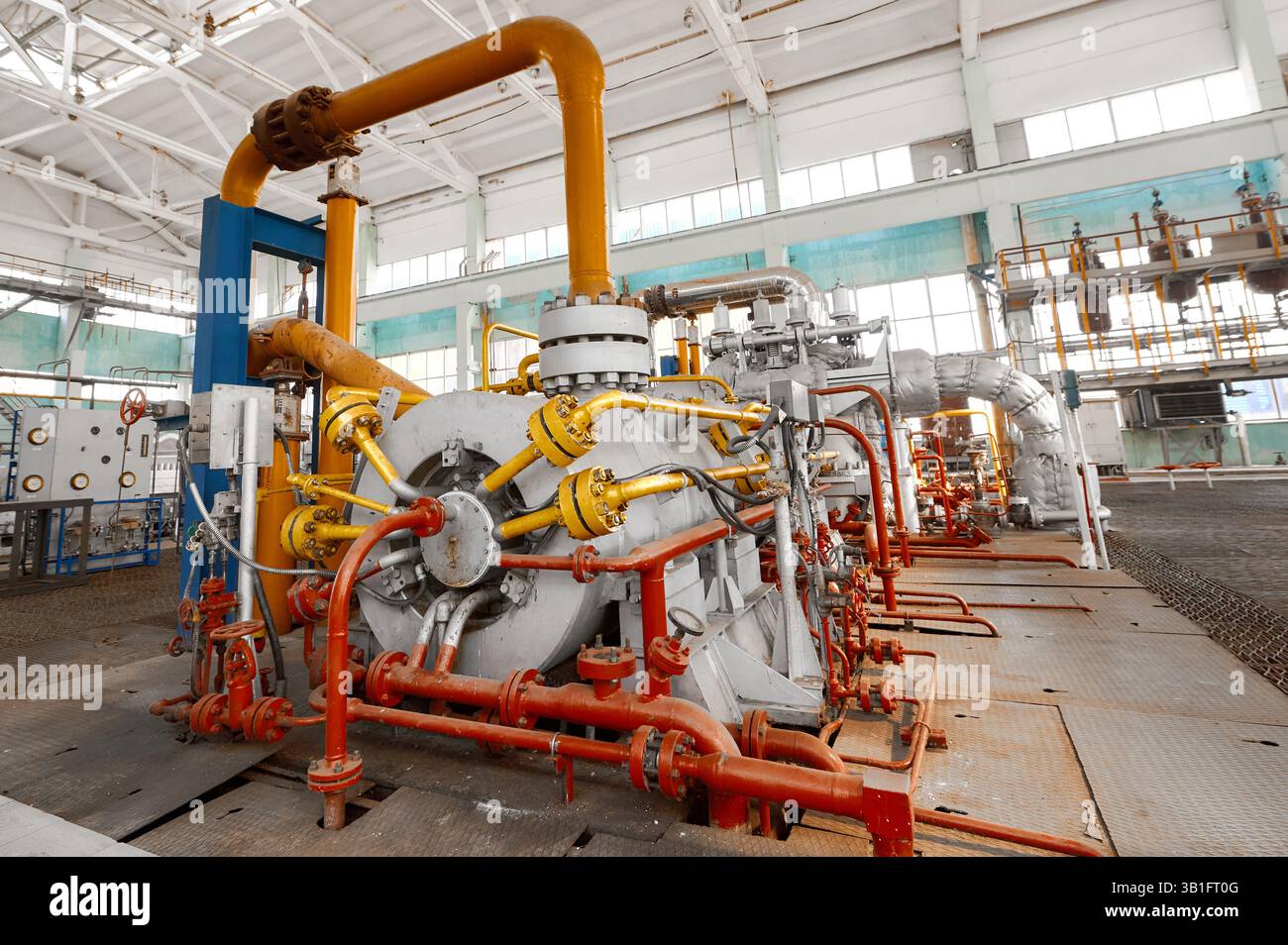 Système de pompe industrielle dans une usine chimique présentant une tuyauterie complexe et une configuration opérationnelle pendant la journée Banque D'Images