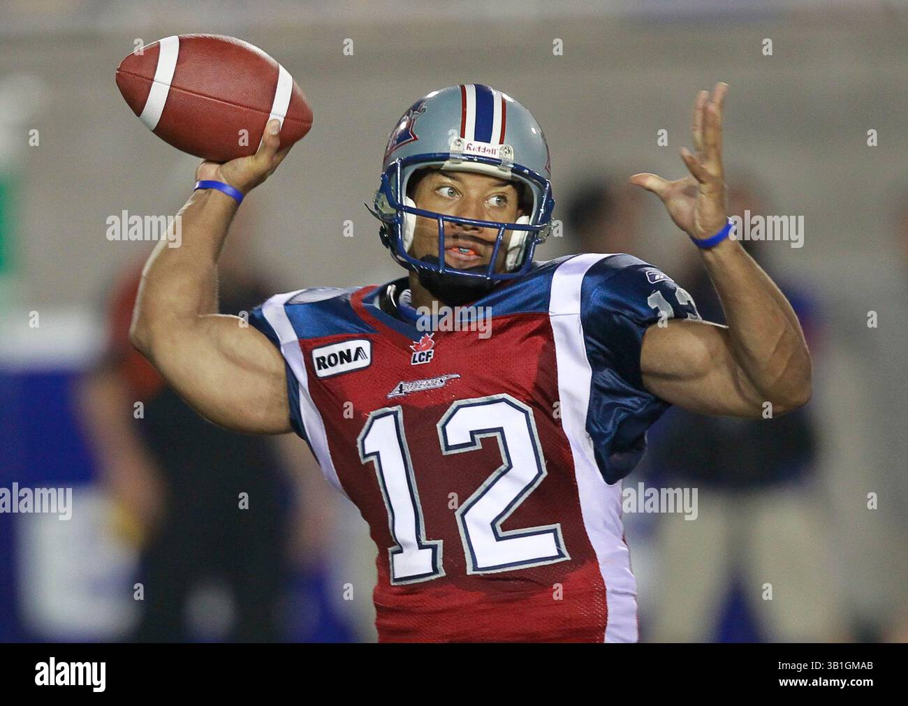 03 septembre 2010 - Montréal, Québec, Canada - MONTRÉAL, QUÉBEC : 3 SEPTEMBRE 2010 -- le quarterback des Alouettes de Montréal Chris Leak (12 ans) complète une passe au fullback des Alouettes de Montréal Michael Giffin (21 ans) dans le premier quart-temps au stade Percival Molson vendredi 3 septembre 2010 contre les Lions de Colombie-Britannique. (Crédit image : © John Kenney/Postmedia News/ZUMApress.com) Banque D'Images