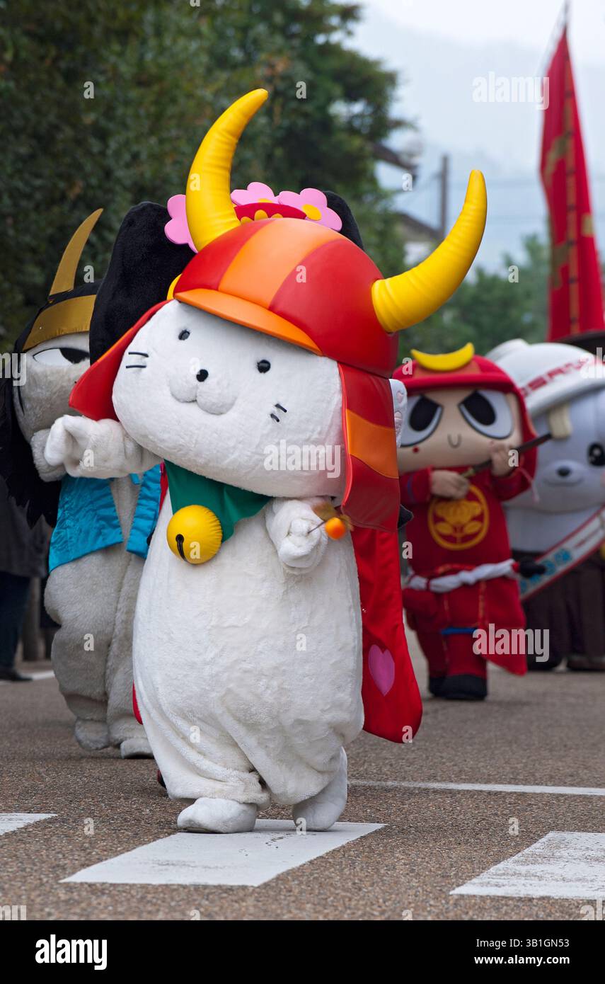 Culture kawaii japonaise yurukyara (personnage de mascotte) la mascotte samouraï de la ville de Hikonyan Hikone apparaît dans le festival du château de Hikone, Shiga, Japon. Banque D'Images