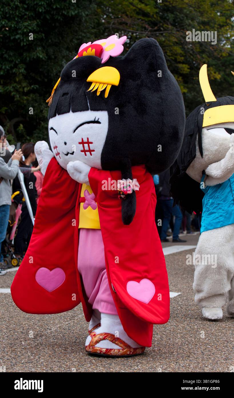 Culture kawaii japonaise yurukyara (personnage de mascotte) Yachinyan (chat Yachi) en kimono apparaît au festival du château de Hikone, Shiga, Japon. Banque D'Images