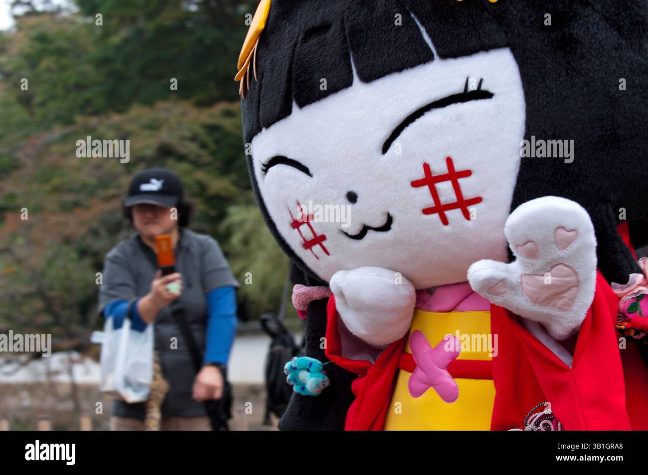 Culture kawaii japonaise yurukyara (personnage de mascotte) Yachinyan (chat Yachi) en kimono apparaît au festival du château de Hikone, Shiga, Japon. Banque D'Images