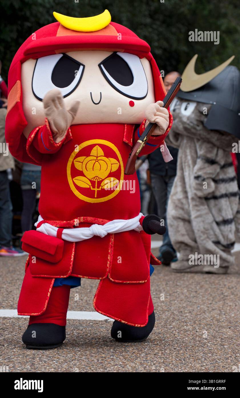 Culture kawaii japonaise yurukyara (personnage de mascotte) guerrier samouraï du clan Hikodan II apparaît au festival du château de Hikone, Shiga, Japon. Banque D'Images