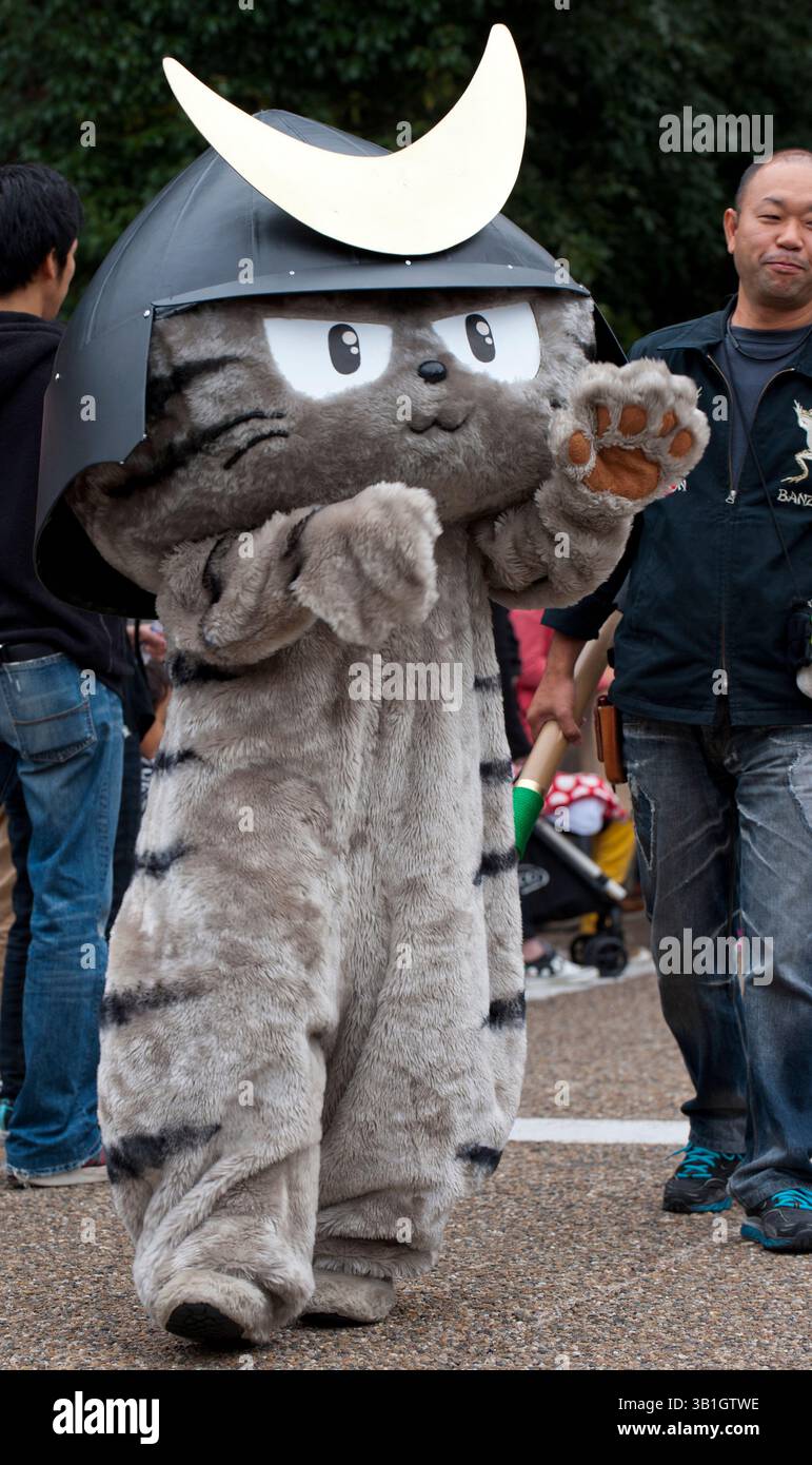 Culture kawaii japonaise yurukyara (personnage de mascotte) Shimasakonyan (chat Shimasako) apparaît au festival du château de Hikone, Shiga, Japon. Banque D'Images