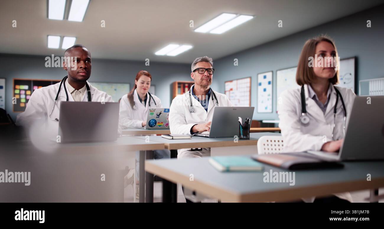 Groupe diversifié d'étudiants en médecine écouter le professeur pendant la conférence. Banque D'Images
