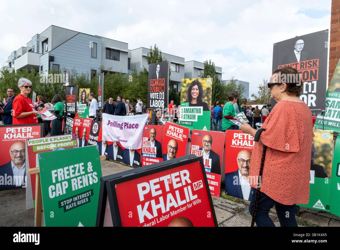 Les gens votent tôt pour les élections fédérales australiennes dans un scrutin à la fois à l'électorat de testaments à Brunswick, Victoria, Australie. Banque D'Images