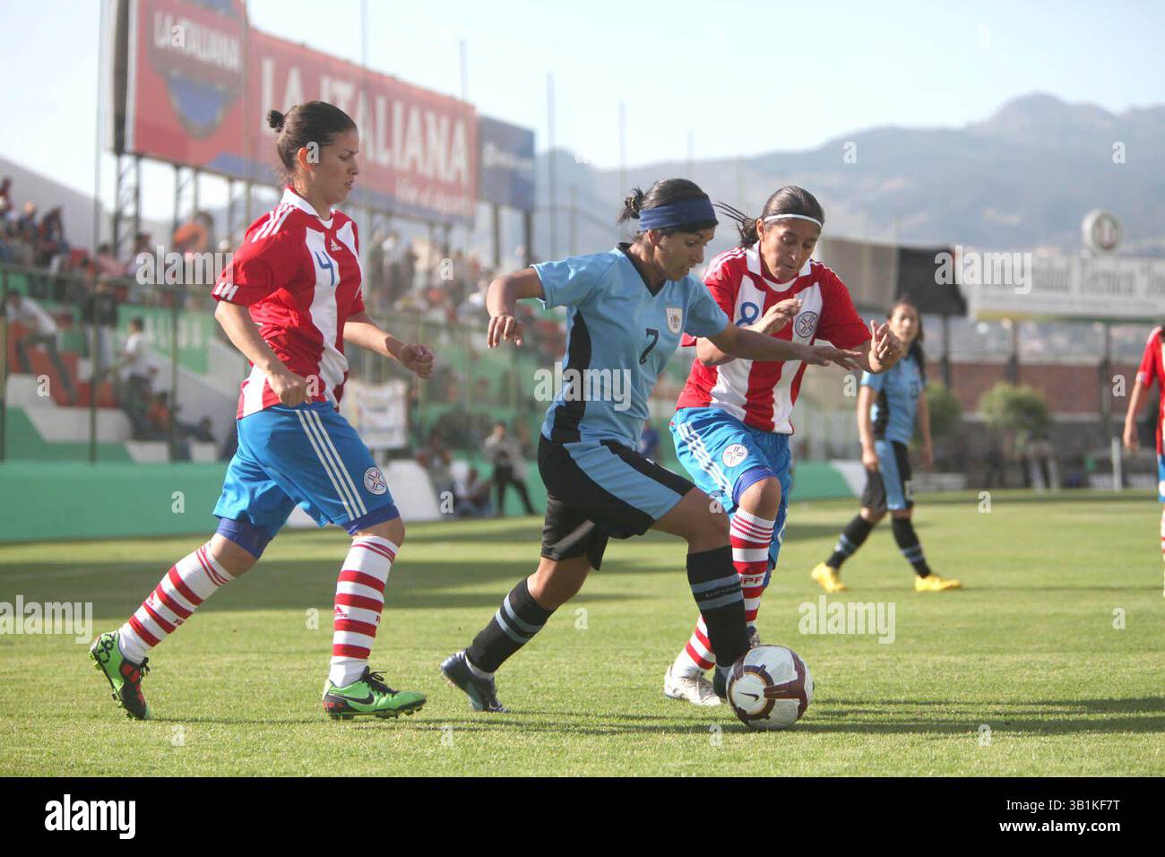 9 novembre 2010 - Azogues, CAÃ’AR, ÉQUATEUR - (09/11/2010) AZOGUES, 09/11/2010, PARA DEPORTES, ESTADIO JORGE ANDRADE CANTOS, PARAGUAY VS. URUGUAY (crédit image : © El Comercio/GDA/ZUMApress.com) Banque D'Images