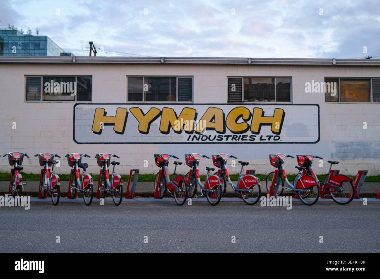 Une rangée de vélos Mobi Bike Share devant le bâtiment Hymach à Mount Pleasant, Vancouver, C.-B. Banque D'Images