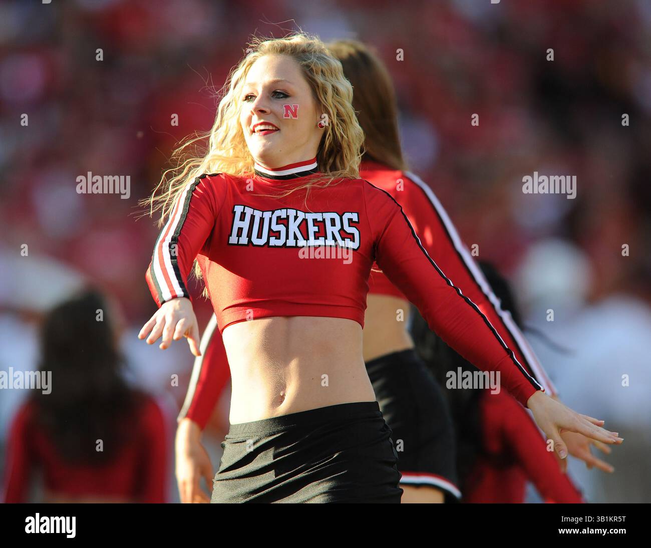 16 octobre 2010 : une cheerleader des Cornhuskers du Nebraska lors d'un match contre les Texas Longhorns au Memorial Stadium de Lincoln, Nebraska. Le Texas a battu le Nebraska 20-13.(image crédit : © Peter Aiken/Cal Sport Media/ZUMApress.com) Banque D'Images