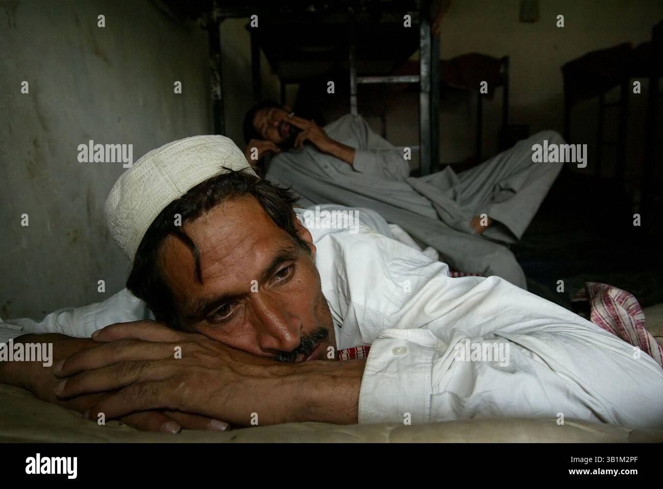 01 juin 2006 - Peshawar, PFNL, Pakistan - Un homme est allongé sur un lit. Des milliers d'héroïnomanes vivent dans les égouts sous les ponts de l'ouest du Pakistan. La plupart d'entre eux volent pour payer des médicaments, qui sont bon marché et facilement accessibles. En raison de leur dépendance aux drogues et de leurs conditions de vie déplorables, de nombreux consommateurs meurent jeunes. Le nombre de centres de réadaptation réussis est proche de zéro. La date est approximative. (Crédit image : © ton Koene/ZUMApress.com) Banque D'Images
